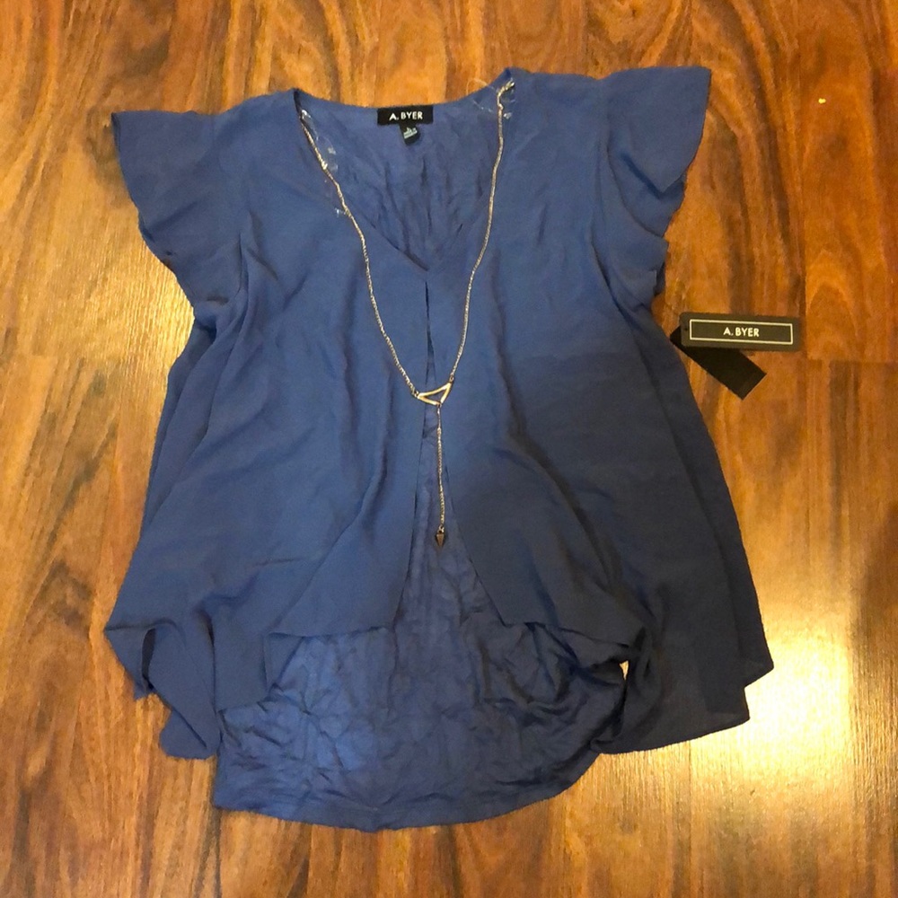 NWT gorgeous top with detachable necklace size Lg